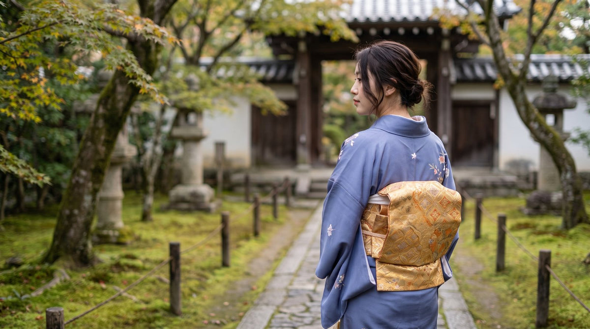 Was ist ein Kimono: Frau in traditionellem Seidenkimono mit Obi in einem japanischen Garten
