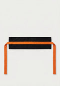 Schwarz mit orangen Bändern