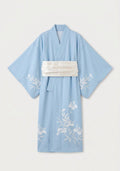 Hellblau mit weißen Blüten